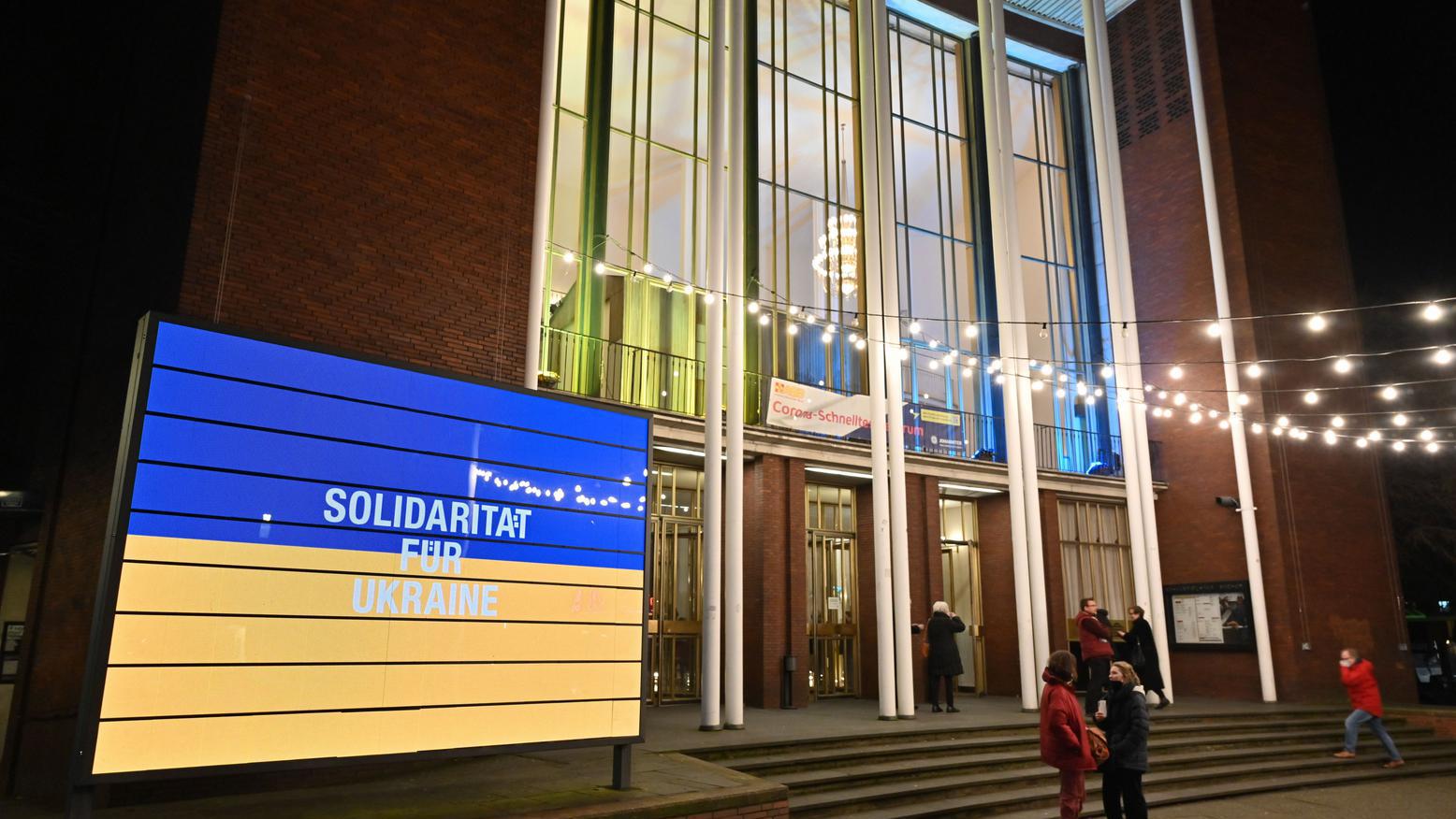 Solidaritätsbekundung vor dem Schauspielhaus Bochum