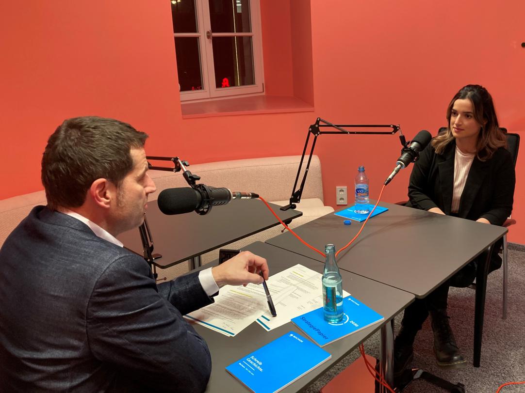 Der Oberbürgermeister und Kiki Aweimer bei der Aufnahme des Podcasts.