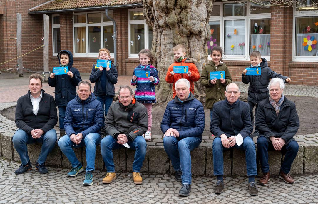 Übergabe Sportgutscheine 14.03.2022, von links nach rechts: Johannes Maneke (Schulleiter der Grundschule Westenfeld), Rüdiger Stenzel (Leiter der Geschäftsstelle Stadtsportbund Bochum), Achim Paas (Leiter des Referats für Sport und Bewegung), Ulrich Liebert (stellvertretender Vorsitzender des Stadtsportbundes Bochum), Dietmar Dieckmann (Dezernent für Bildung, Integration, Kultur und Sport) und Gerhard Blaschke (Schulamtsdirektor, Schulamt für die Stadt Bochum) sowie Schülerinnen und Schüler der Grundschule Westenfeld.