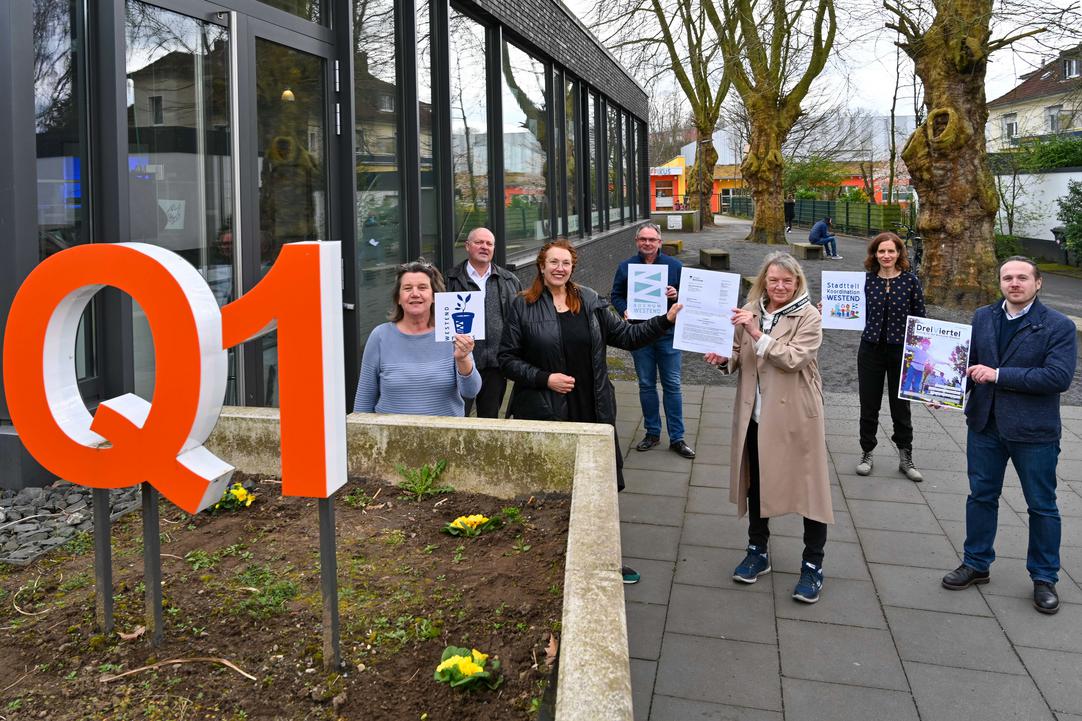 Menschen vor dem Stadtteilzentrum Q1