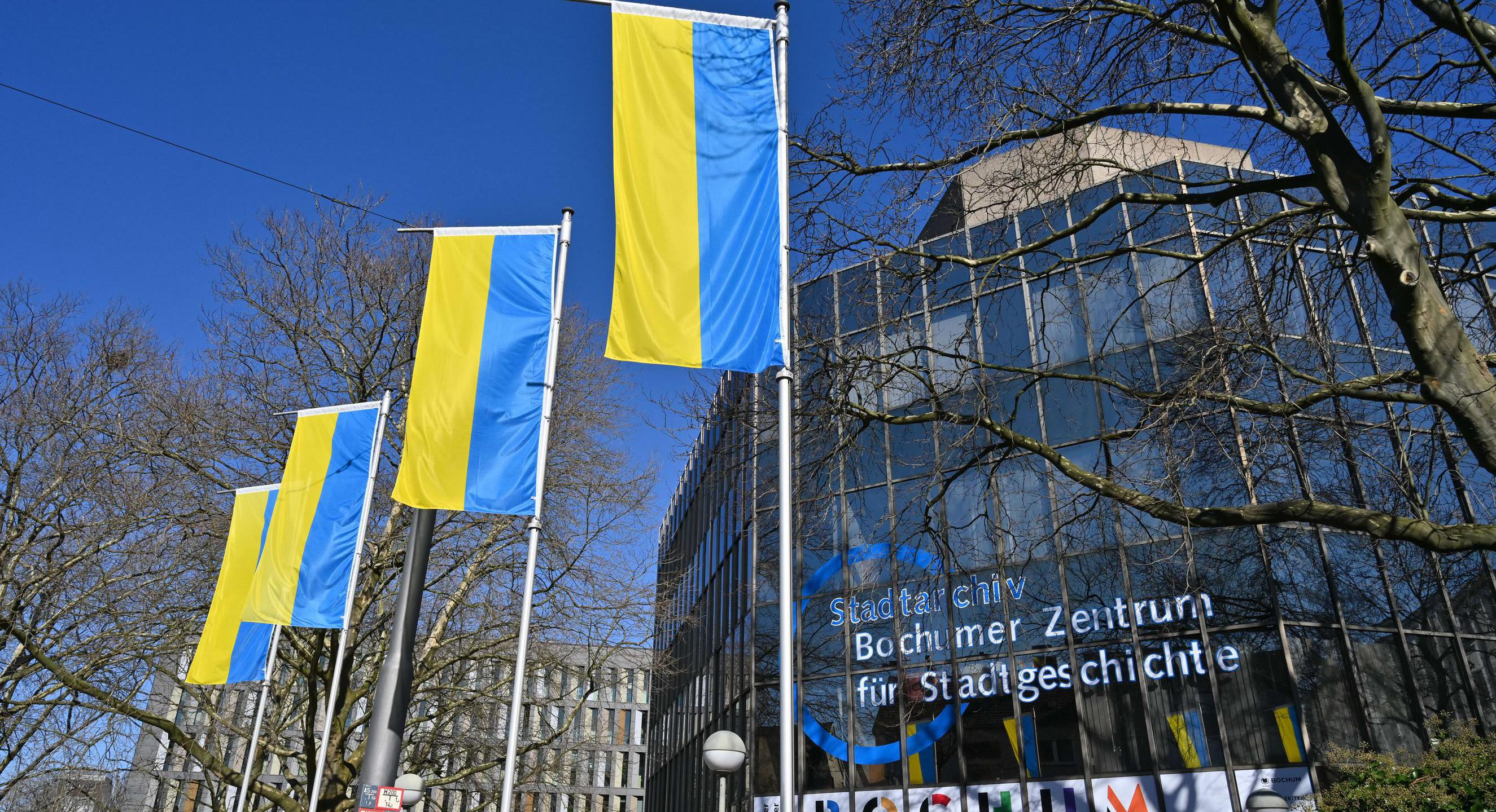 Flaggen mit den Farben der Ukraine in Bochum.