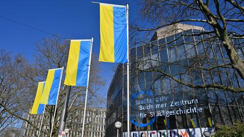 Flaggen mit den Farben der Ukraine in Bochum.