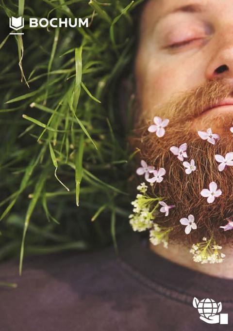 Mann mit Blumen im Bart