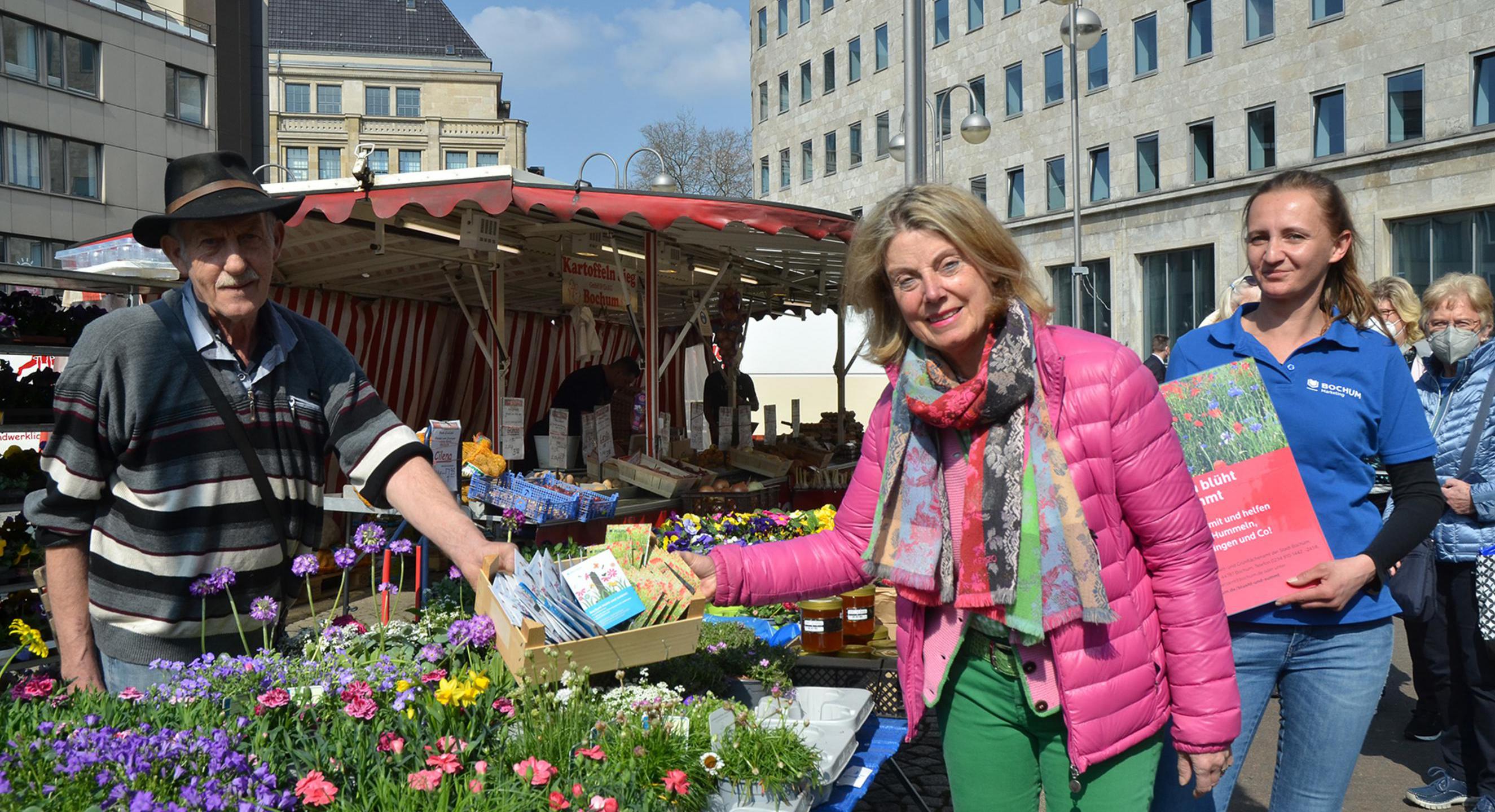 Markthändler Heinrich Stork, Rita Brandenburg und Markt-Leiterin Beata Sekula (Bochum Marketing) beim Auftakt der Kampagne