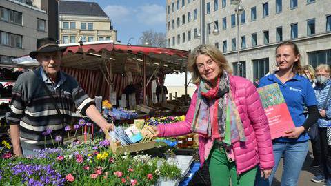 Markthändler Heinrich Stork, Rita Brandenburg und Markt-Leiterin Beata Sekula (Bochum Marketing) beim Auftakt der Kampagne