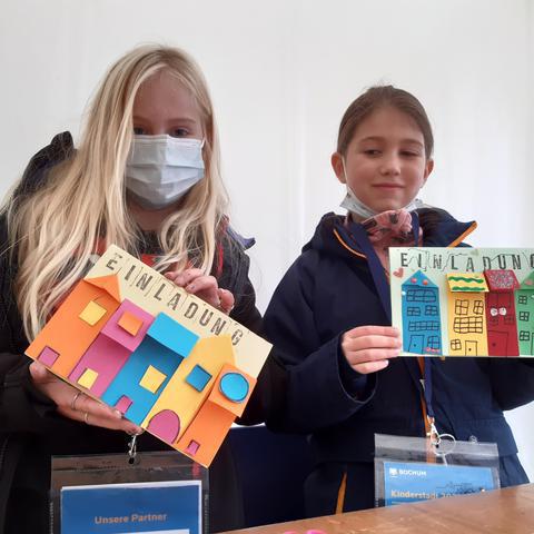 Von den Kindern wurden fleißig bunte Einladungen gestaltet. 