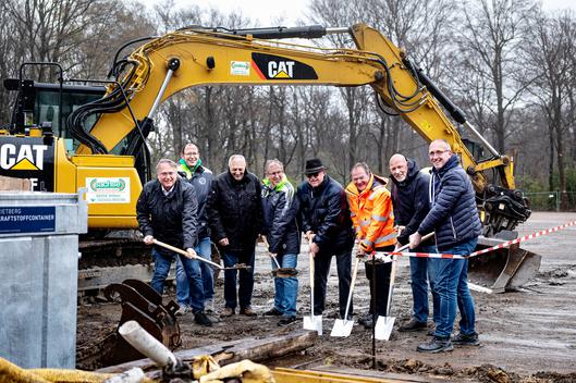 1. Spatenstich für den neuen Kunstrasenplatz der Sportanlage am Waldesrand am 4. April. Von links: Christian Haardt, Ratsmitglied der Stadt Bochum, Steffen Tille, SV Waldesrand, Gerd Sachse, Inhaber von Sportplatzbau Sachse, Gisbert Cukrowski, SV Waldesrand, Wolfgang Horneck, Vorsitzender im Sportausschuss der Stadt Bochum, Achim Paas, Amtsleiter im Referat für Sport und Bewegung der Stadt Bochum, Markus Kloidt, NRW.URBAN, Marc Gräf, Bezirksbürgermeister im Stadtbezirk Bochum Süd-West.