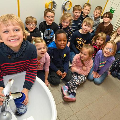 Kinder am Spülstein