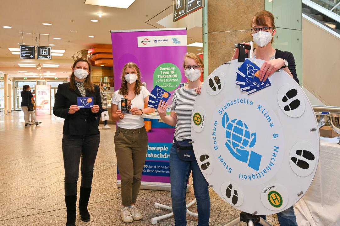 Sonja Eisenmann, Marina Grenz, Kim Wrede und Karen Biesgen von der Stabsstelle Klima & Nachhaltigkeit der Stadt Bochum verlosen am 28. März 2022 im Einkaufszentrum CityPoint Tagestickets der BOGESTRA.