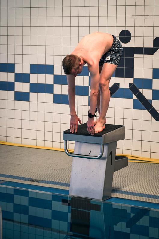 Bewerber beim Kopfsprung ins Wasser