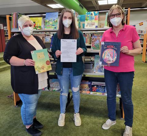 Von links nach rechts: die Leiterin des Kindergartens „Diemelmäuse“, Denise Dondrup, die Erzieherin Adriana Niggemeyer und die Leiterin der Kinderbücherei, Kathrin Schimpke.