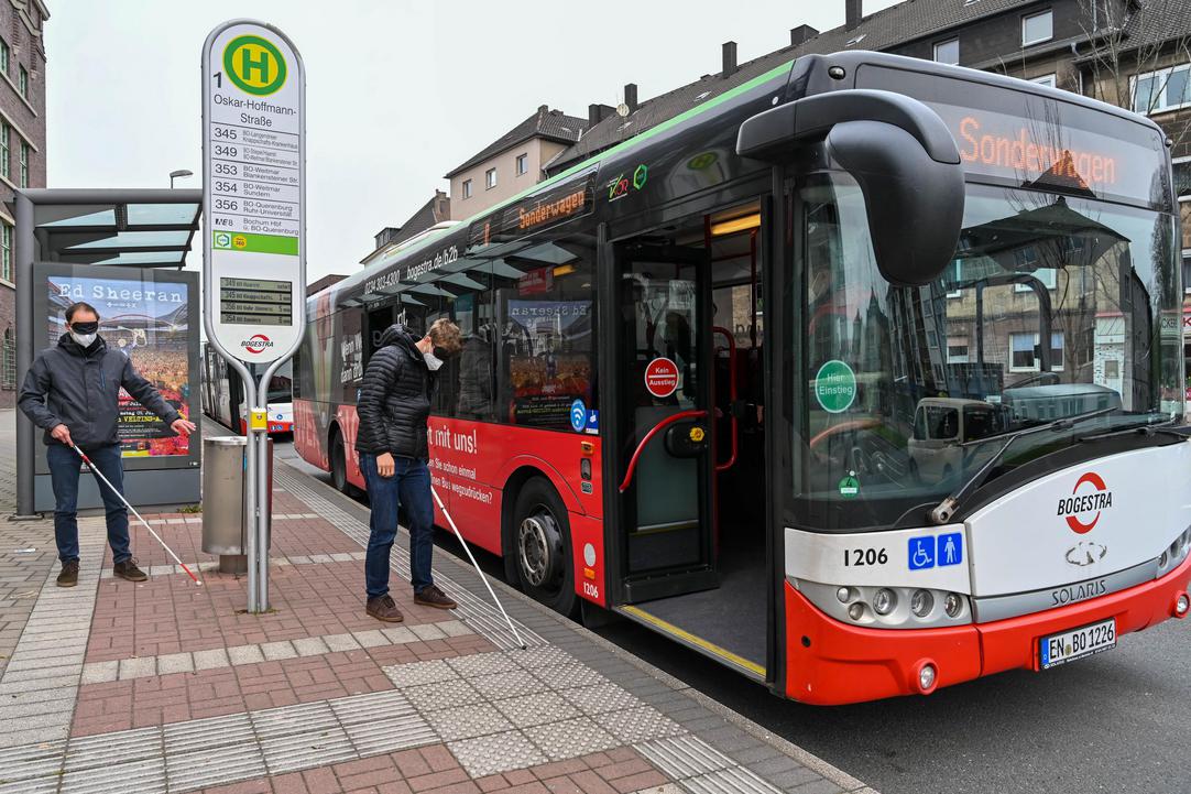 Mitarbeiterinnen aus der Haltestellenplanung der Stadtverwaltung Bochum erproben am 4. April 2022 mit Augenbinden und Taststock die Barrierefreiheit von Haltestellen.