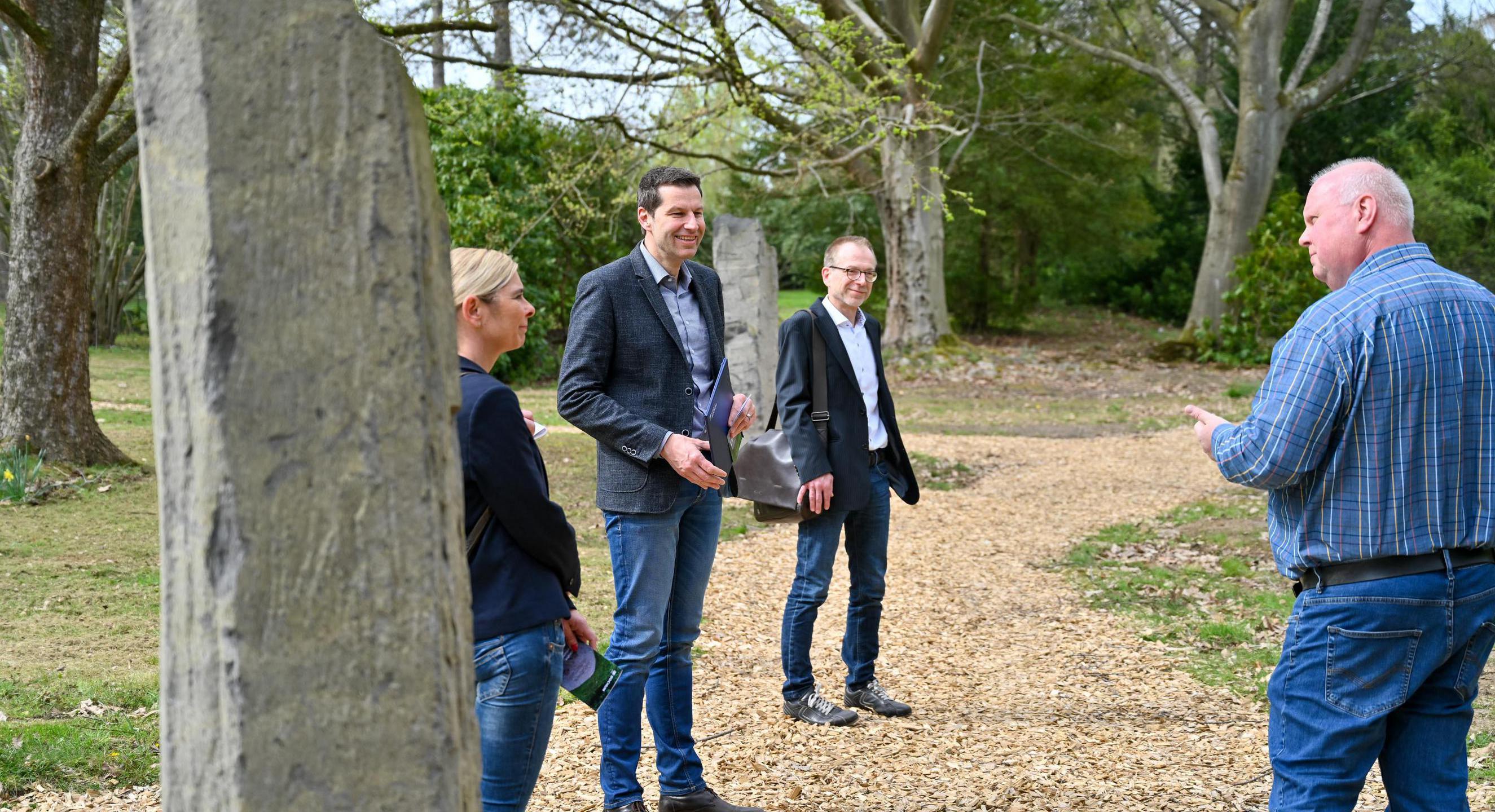 Oberbürgermeister Thomas Eiskirch stellt gemeinsam mit Bezirksbürgermeisterin Andrea Busche das naturnahe Grabfeld auf dem Friedhof in Langendreer vor. 