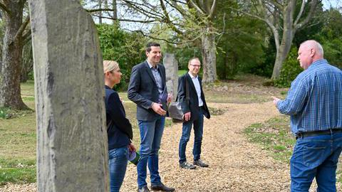 Oberbürgermeister Thomas Eiskirch stellt gemeinsam mit Bezirksbürgermeisterin Andrea Busche das naturnahe Grabfeld auf dem Friedhof in Langendreer vor. 