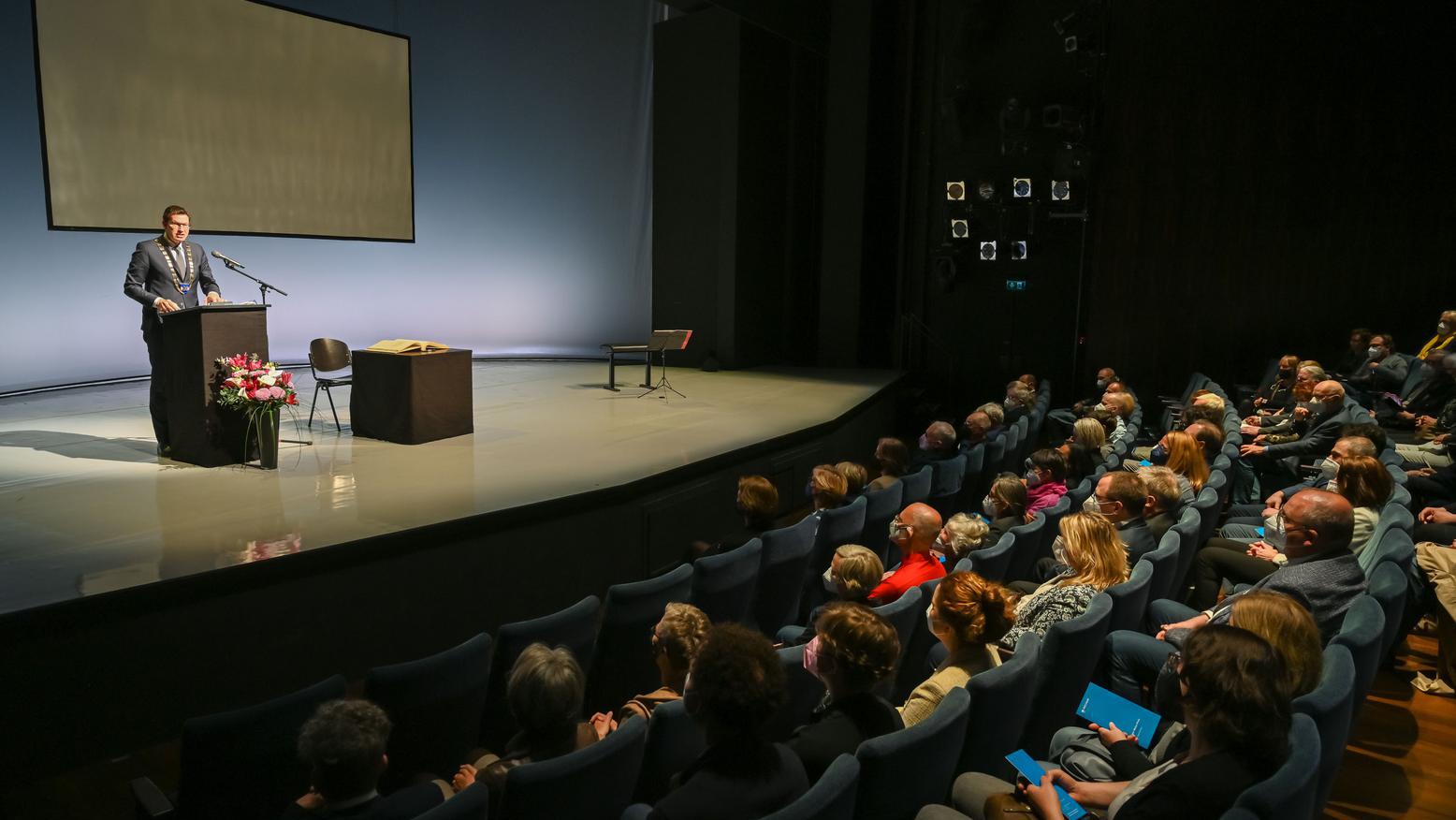 Der Oberbürgermeister Thomas Eiskirch spricht zum Publikum