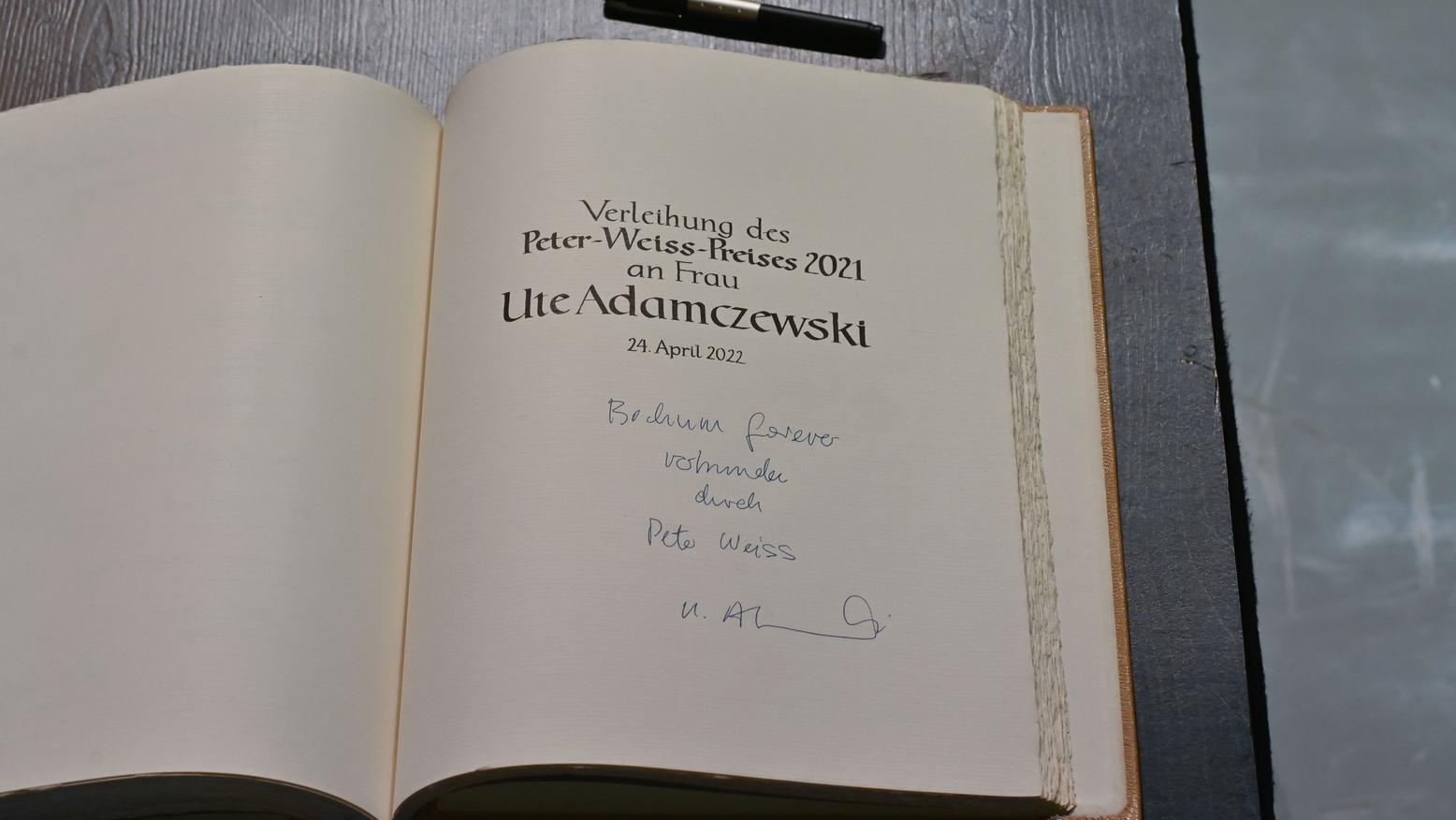 Eintrag von Ute Adamczewski in das Buch der Stadt