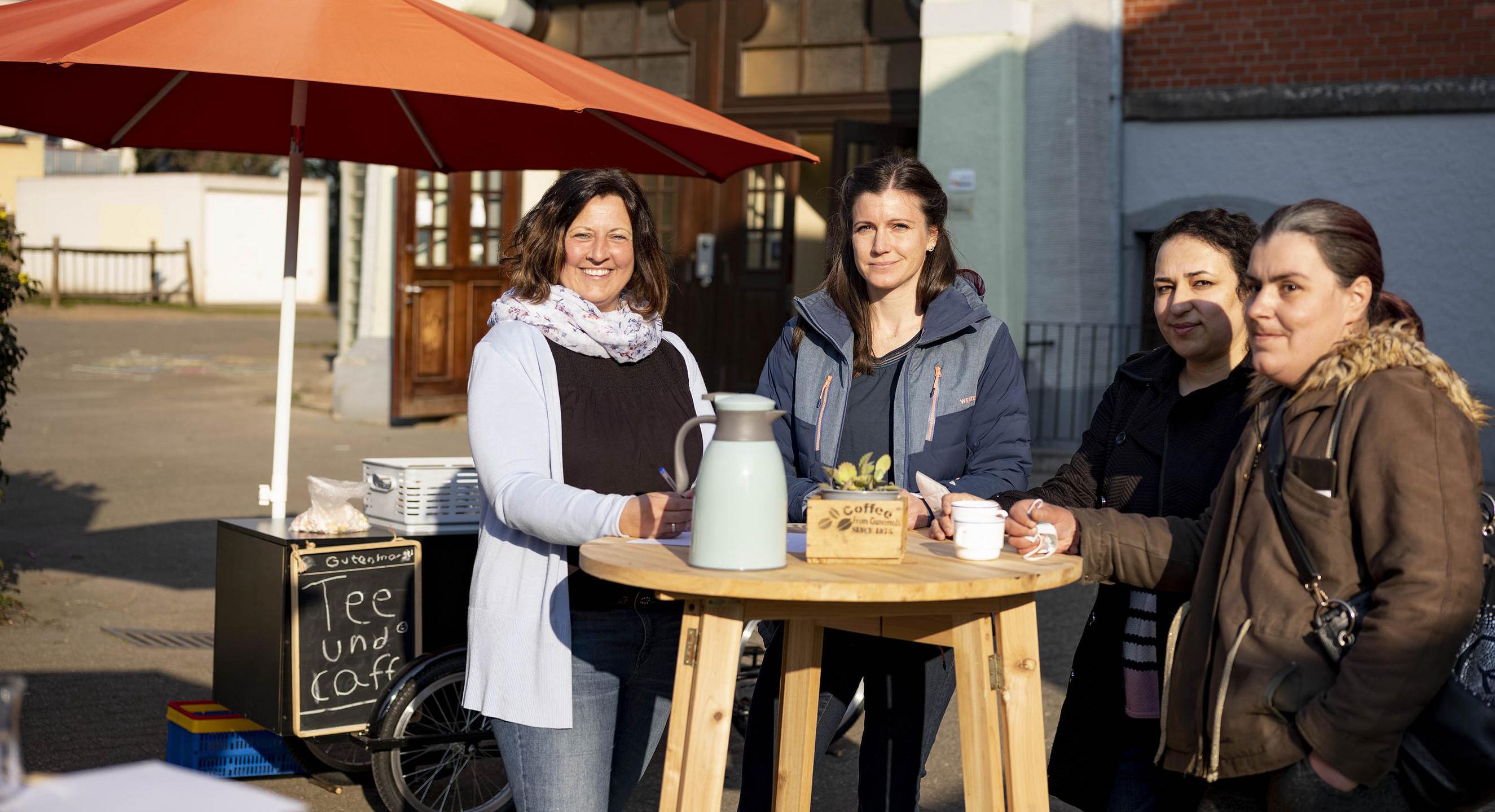 Die FZG-Leitung, die Koordinatorin Tanja Biel und Koordinatoren des Elterncafes und der Beratung.
