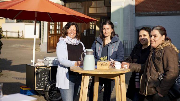 Die FZG-Leitung, die Koordinatorin Tanja Biel und Koordinatoren des Elterncafes und der Beratung.