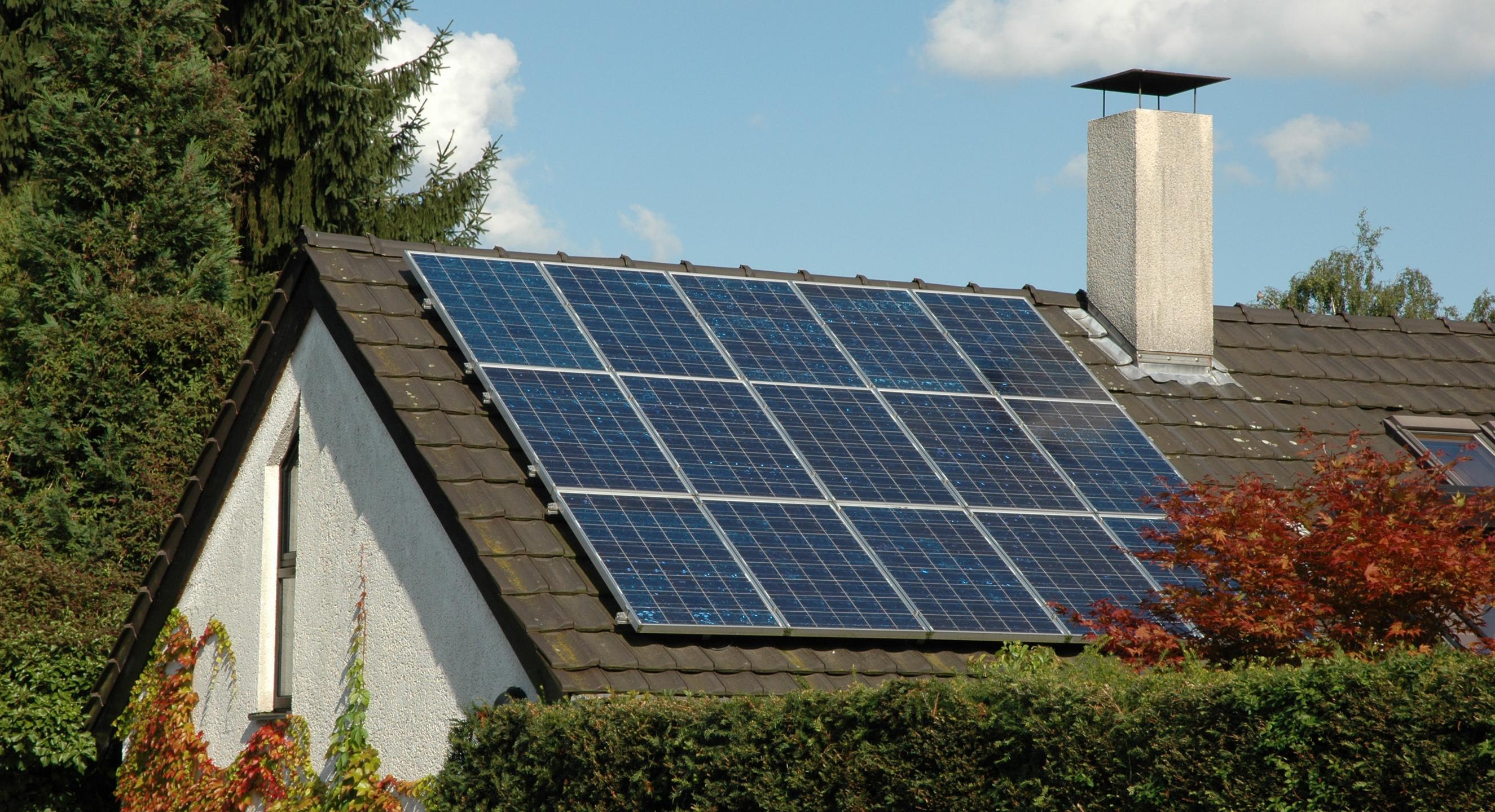 Ein Hausdach mit einer größeren Solaranlage.