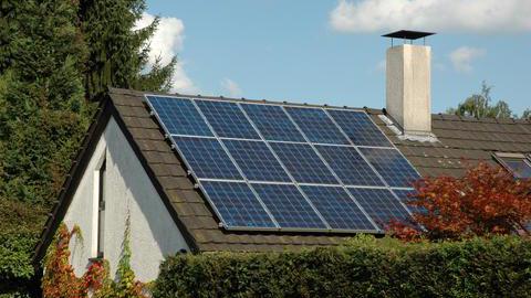 Ein Hausdach mit einer größeren Solaranlage.