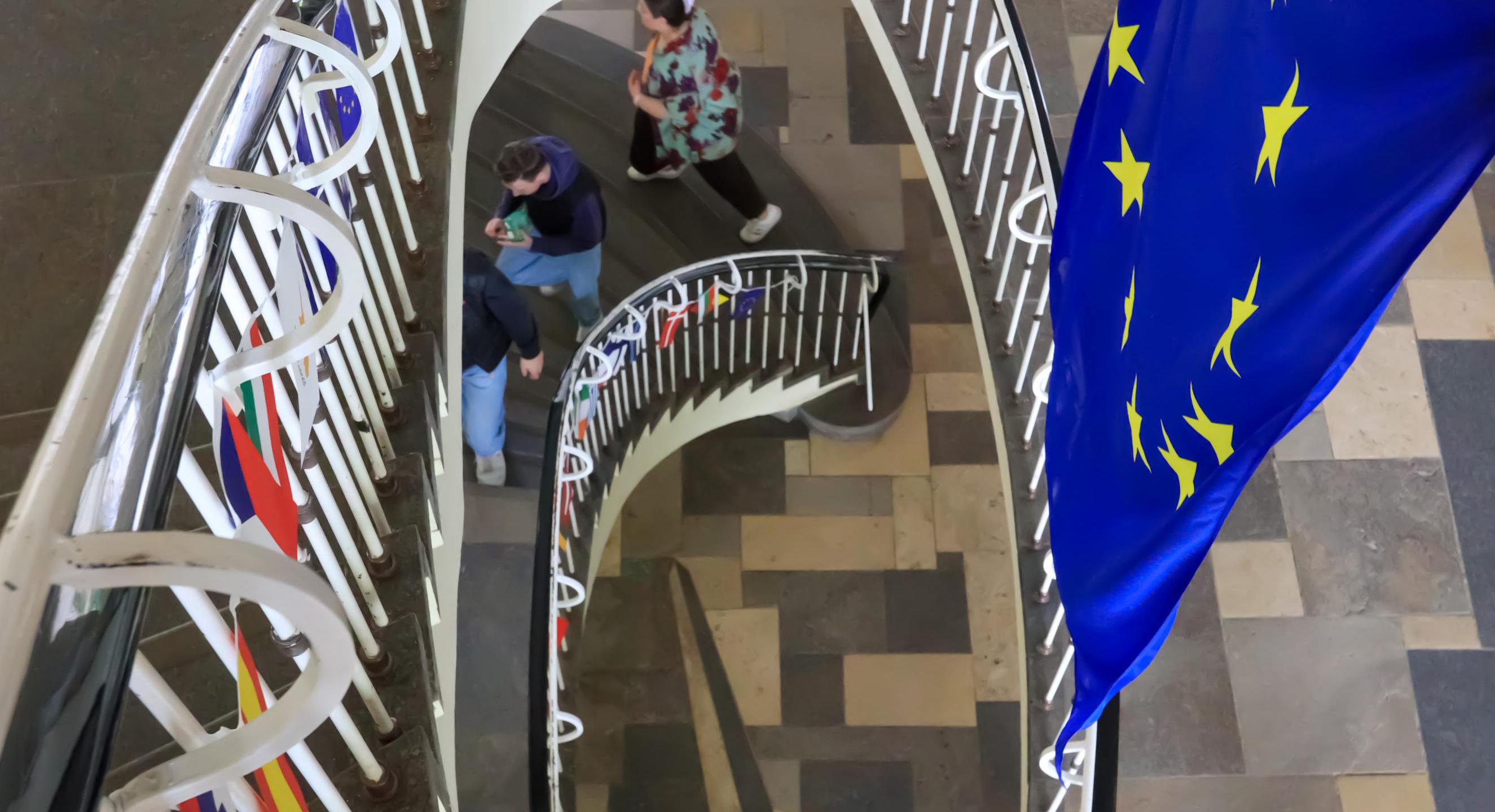 Kinder bemalen einen Bauwagen