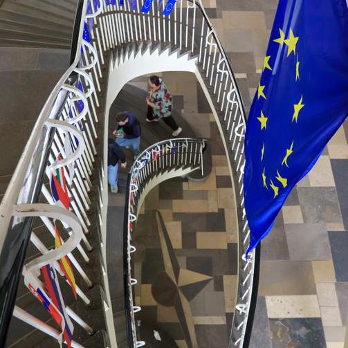 Kinder bemalen einen Bauwagen