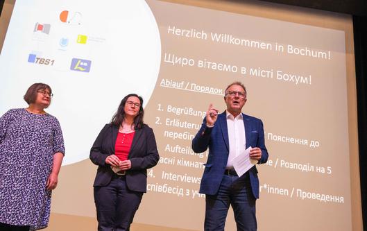 Von links: Heike Samel, Stellvertretende Leitung des Kommunalen Integrationszentrums, Katherina Joswig, pädagogische Geschäftsführung des RBZ Bochum, Thomas Glaß, Schulleiter der Technischen Beruflichen Schule 1 (TBS1).
