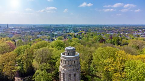 Die Luftaufnahme zeigt den Stadtpark mit Bismarckturm und Tierpark in Bochum.