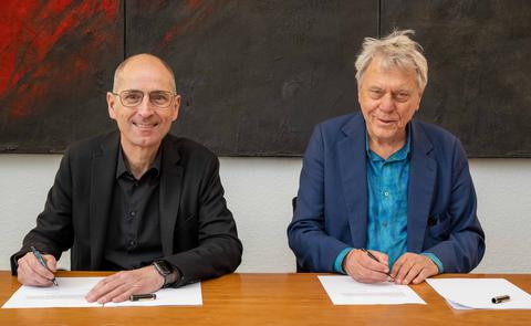 Unterzeichnung des Verlängerungsvertrages durch Kulturdezernent Dietmar Dieckmann und Intendant Johan Simons.
