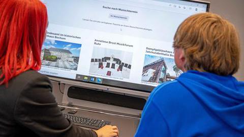 Zwei Personen greifen am Computer auf einen Brautkalender zu. 