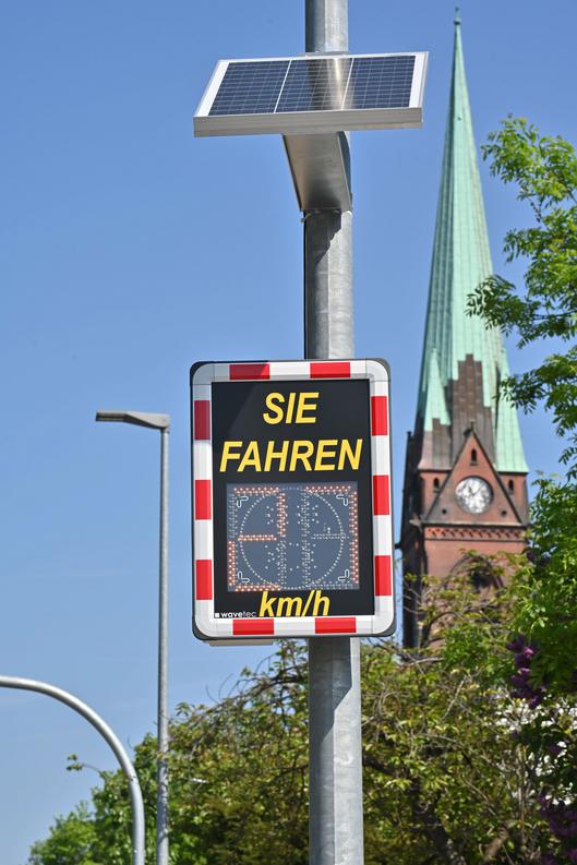 Eine der zwölf neuen Geschwindigkeitstafeln