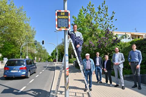 Eine Geschwindigkeitstafel wird am 9. Mai 2022 in Bochum an der Wiemelhauser Straße von Vertretern aus Politik, Verwaltung und Stadtwerken in Betrieb genommen.