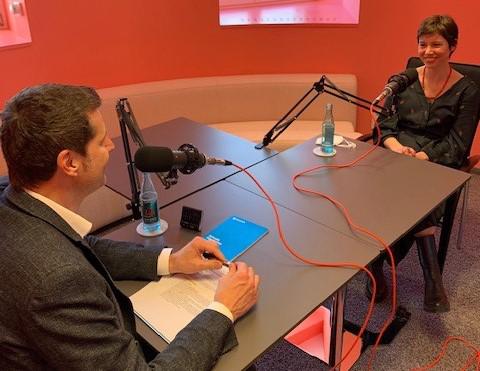Der Oberbürgermeister und Aysel Osmanoglu bei der Aufnahme des Podcasts.