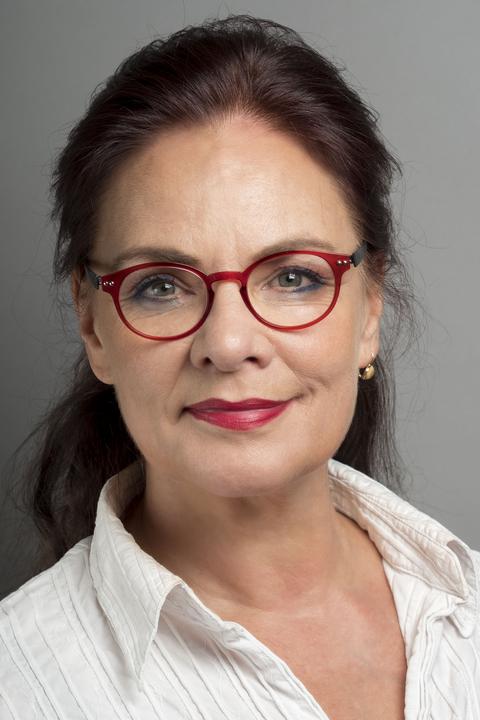 Esther Münch ist Kabarettistin, Sängerin und Moderatorin und insbesondere ihr Ein-Frau-Kabarett-Programm „Waltraud Ehlert“ begeistert seit Mitte der 90er Jahre ihr Publikum.