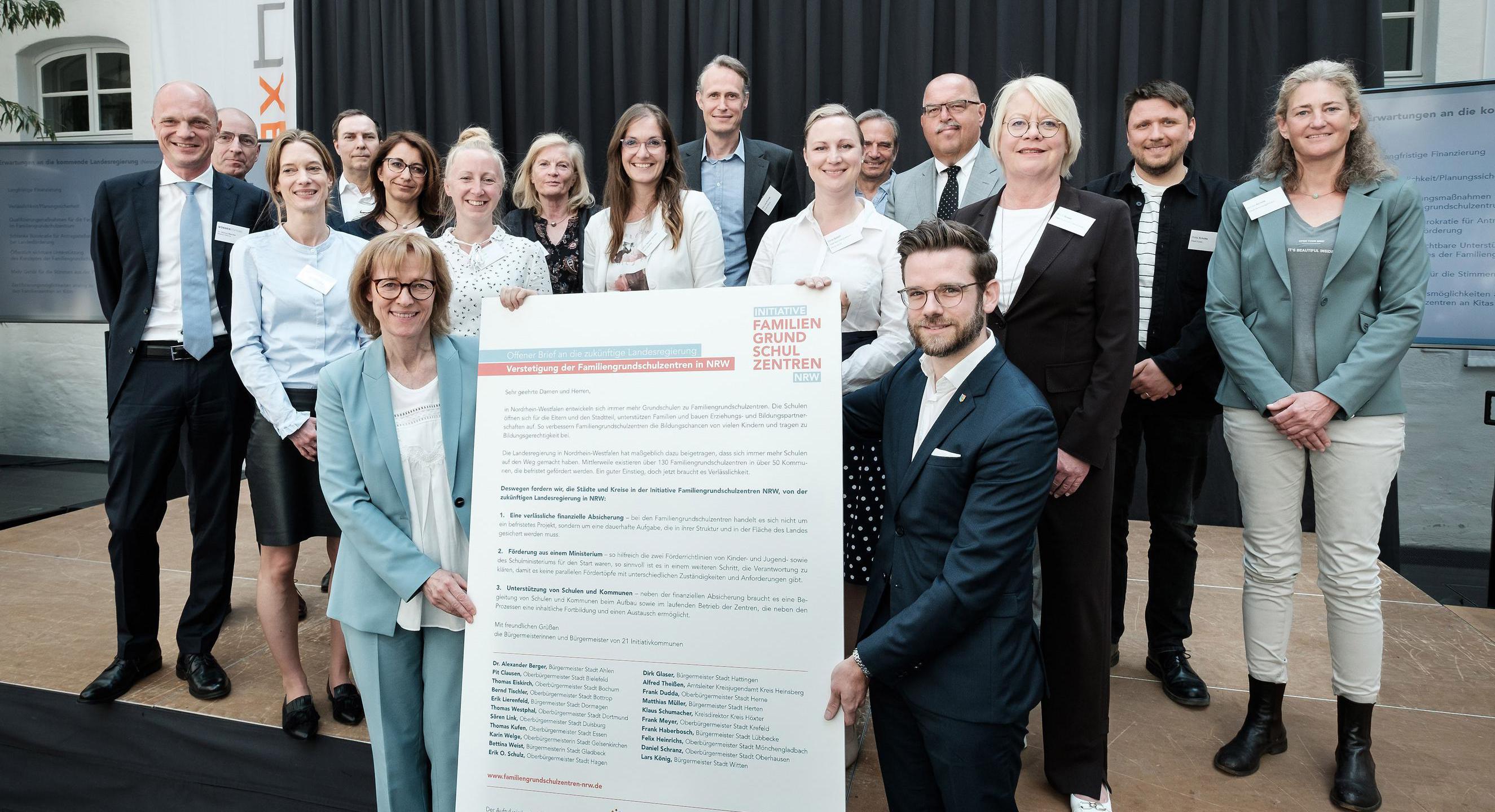 Beteiligte halten den offenen Brief in die Luft