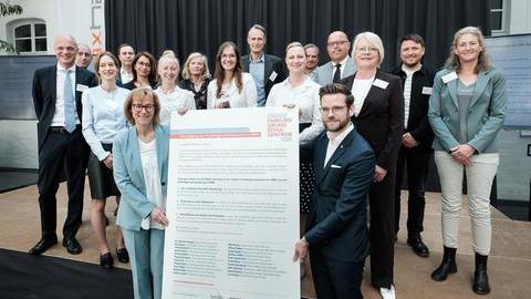 Beteiligte halten den offenen Brief in die Luft