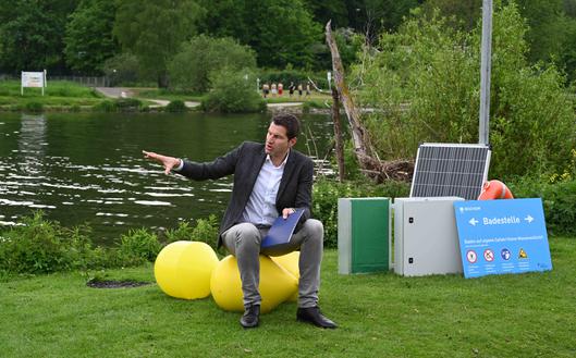OberbürgermeisterThomas Eiskirch stellt die Badestelle an der Ruhr vor.
