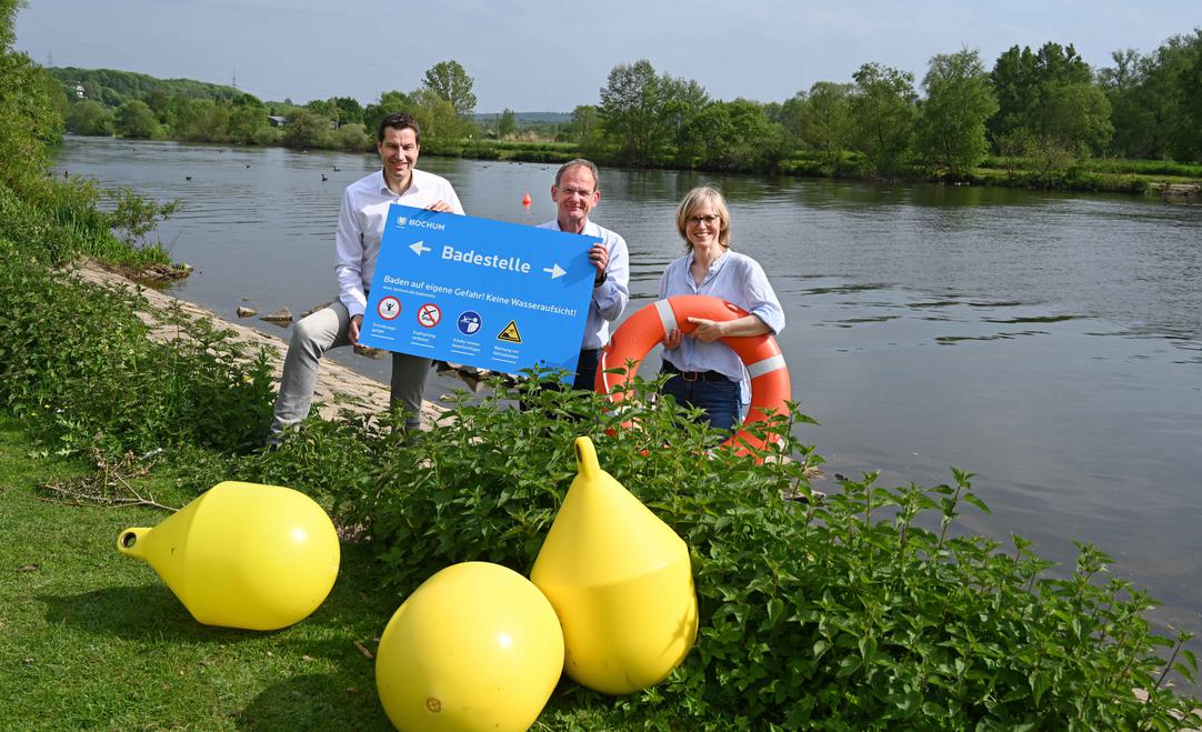 OberbürgermeisterThomas Eiskirch, Achim Paas und Jana Neumann stellen die Badestelle an der Ruhr vor.