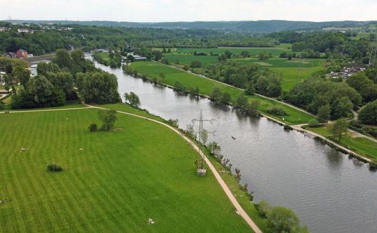 OberbürgermeisterThomas Eiskirch stellt die Badestelle an der Ruhr vor.