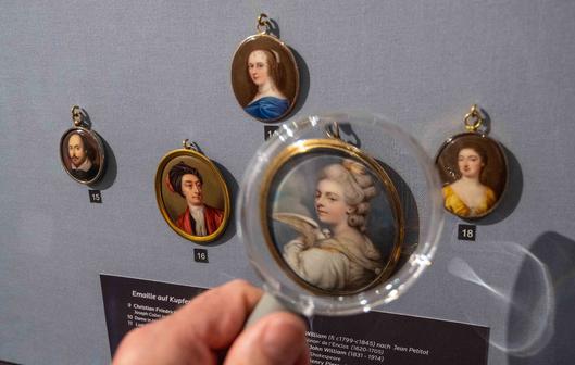 Neben der englischen ist die französische Bildnisminiatur in der Kollektion von Inge C. Rudowski mit einigen besonderen Glanzstücken vertreten.