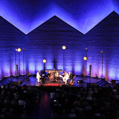 Die Band Frida Gold spielte in der Bochumer Christuskirche ein Benefizkonzert. 