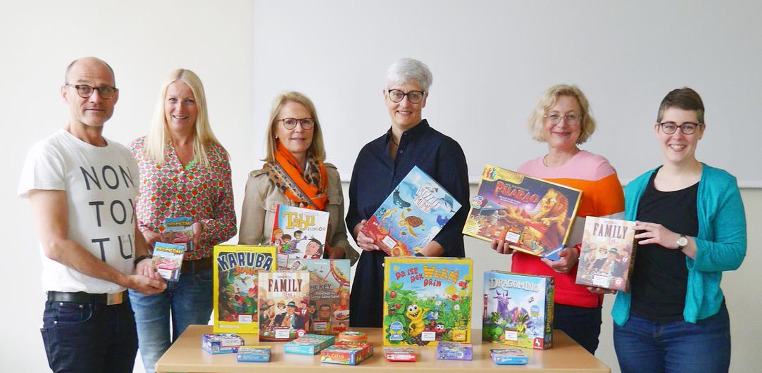 Von links nach rechts: Stefan Parusel (Arnoldschule), Yvonne Schröter (Arnoldschule), Dr.Gabi Schmidt-Heinevetter (Rotary Bochum Mark), Ulrike Scharwächter (Rotary Bochum Mark), Christina Valentiner-Branth (Brettspielakademie), Beate Bischoff (Stadtbücherei)
