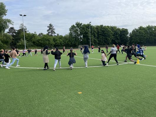 Die Berufsfachschule Sport des Alice-Salomon-Berufskollegs begrüßte die Schülerinnen und Schüler der anderen Berufskollegs mit einer Sportübung.