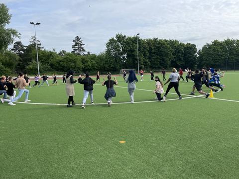 Die Berufsfachschule Sport des Alice-Salomon-Berufskollegs begrüßte die Schülerinnen und Schüler der anderen Berufskollegs mit einer Sportübung.