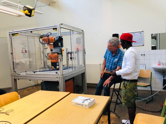 An der Technischen Beruflichen Schule 1 gab es Einblicke in technische Fachrichtungen, unter anderem in den Teilbereich Robotik.