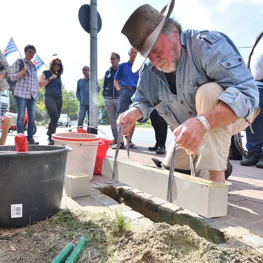 Gunter Demnig bei der Verlegung der Stolperschwelle 2018