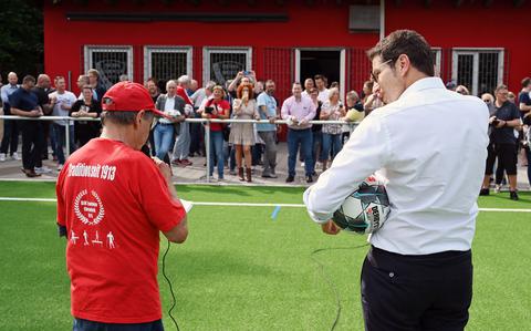 Eröffnung Sportplatz an der Wohlfahrtstraße durch Oberbürgermeister Thomas Eiskirch