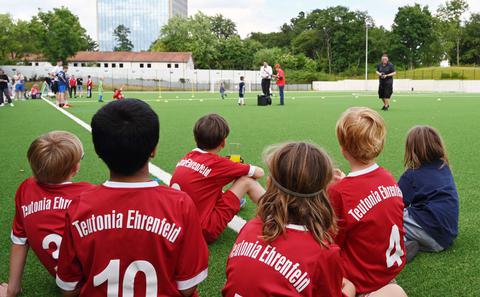 Eröffnung Sportplatz an der Wohlfahrtstraße mit Kindern des Fußballvereines Teutonia Ehrenfeld