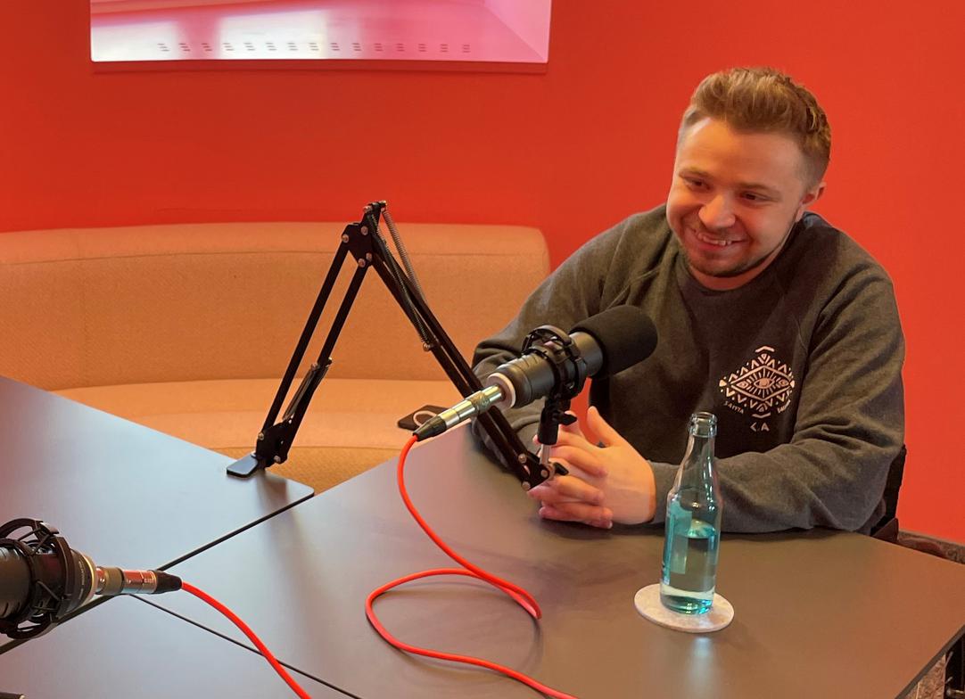 Valentin Baus bei der Aufnahme des Podcasts