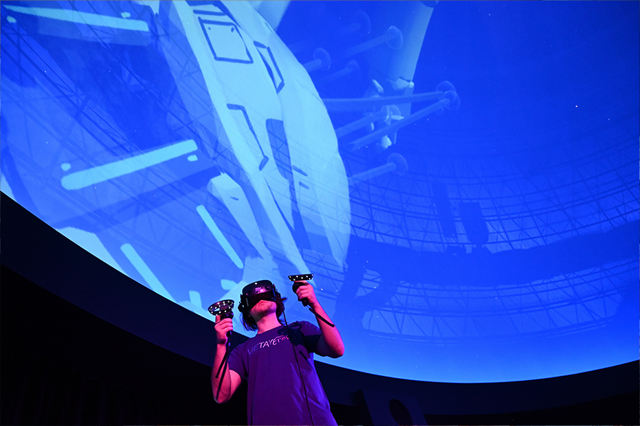 Besucher sind dazu eingeladen, bei der 360Grad „Immersive Painting Performance“ von Künstler Arthur Fast interaktiv mitzuwirken